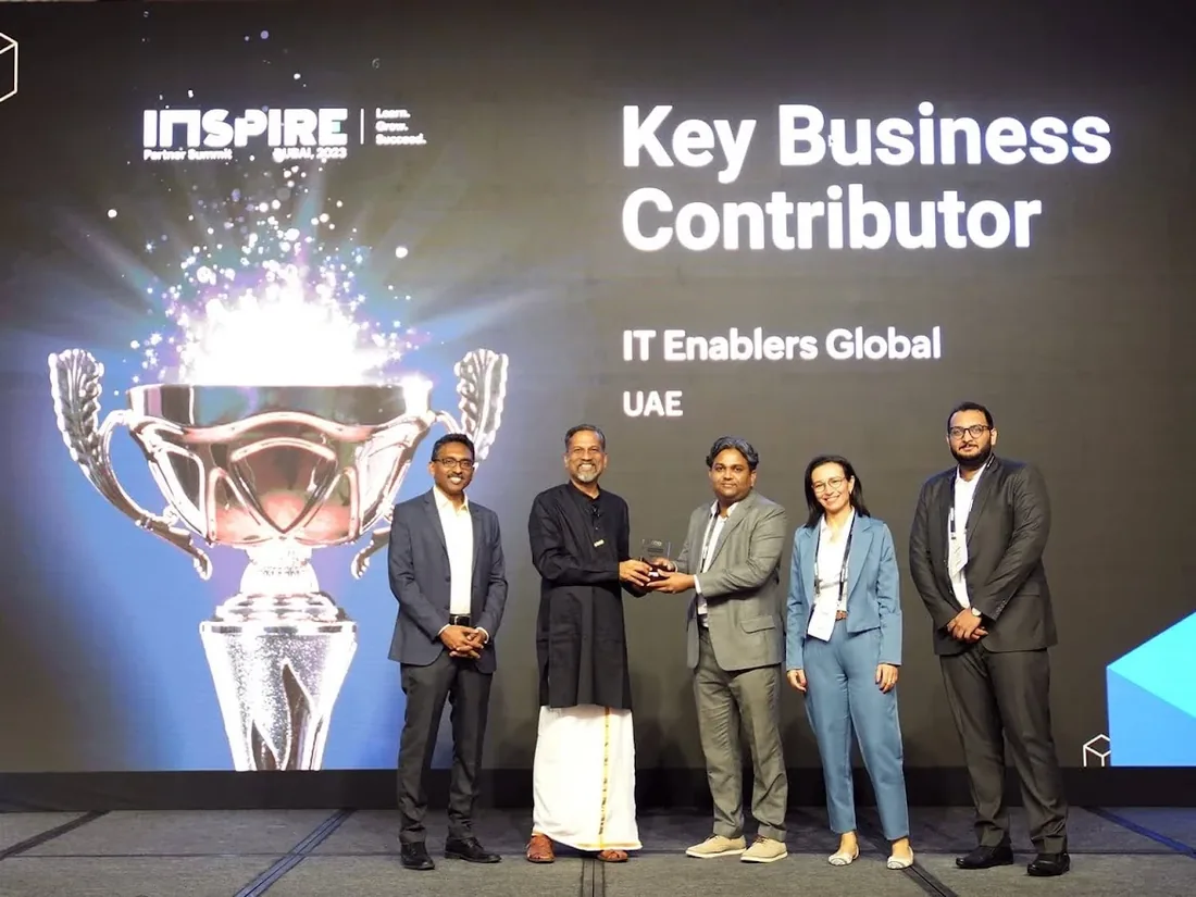 IT Enablers Global receiving the Zoho Key Business Contributor award from Zoho CEO Sridhar Vembu at Zoho Inspire 2023 in Dubai
